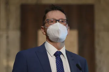 Nemyslím si, že se budeme dokola přeočkovávat, říká vakcinolog Chlíbek