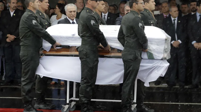 Smuteční ceremoniál probíhal za silného deště