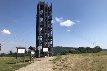 Rozhledna bez výhledu chátrá. Javorník ji postavil z dotací, na údržbu nemá peníze 