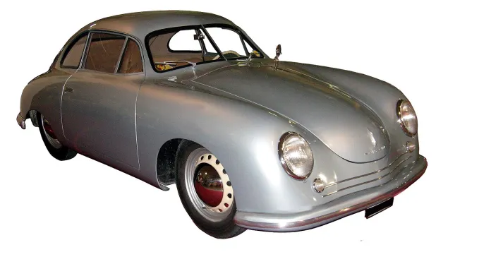 V červnu 1948 sjelo z výrobní linky 50 vozů s hliníkovou karosérií. Dalších šest bylo ve Švýcarsku upraveno na verzi kabriolet. Konstrukce automobilu použila komponenty z Brouka včetně jeho motoru, převodovky a zavěšení. Automobilka postupně nahrazovala VW komponenty vlastními. Poslední vozy 356 byly poháněny již motorem Porsche. Aerodynamický tvar byl navržen Erwinem Komendem, který také navrhl tělo Brouka.