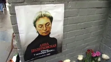 Lidé si připomínají smrt Anny Politkovské.
