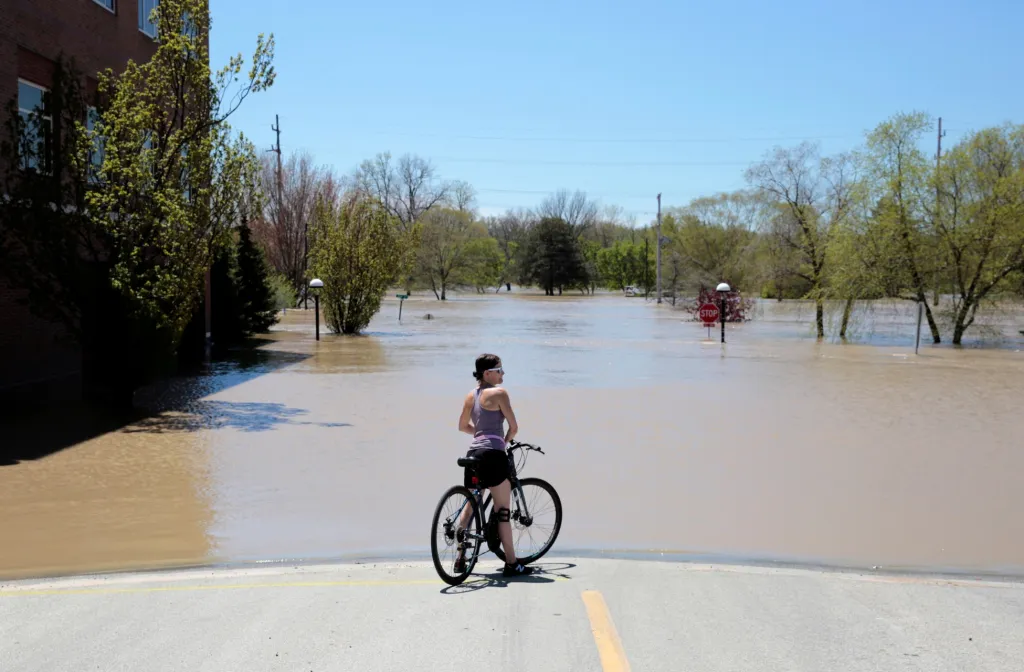 Silné deště způsobily protržení přehrad v okrese Midland v USA