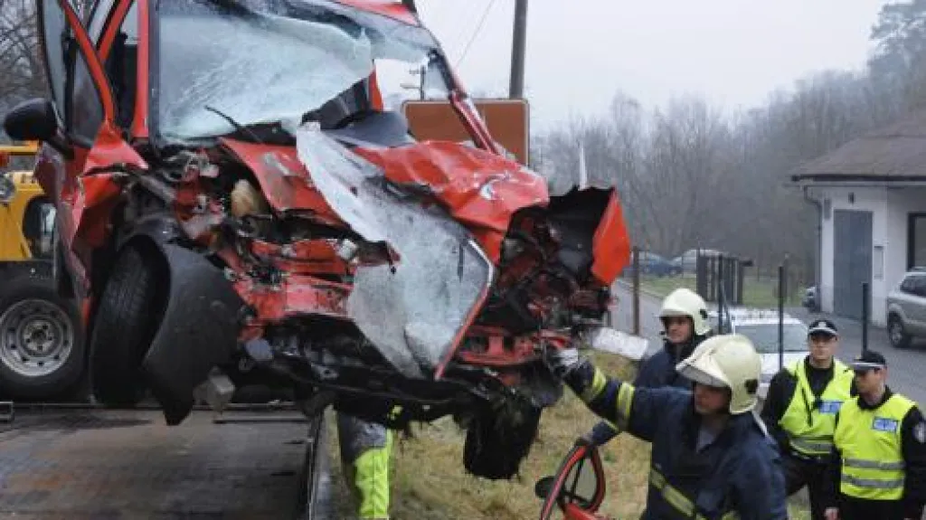 Auto po srážce s divočákem