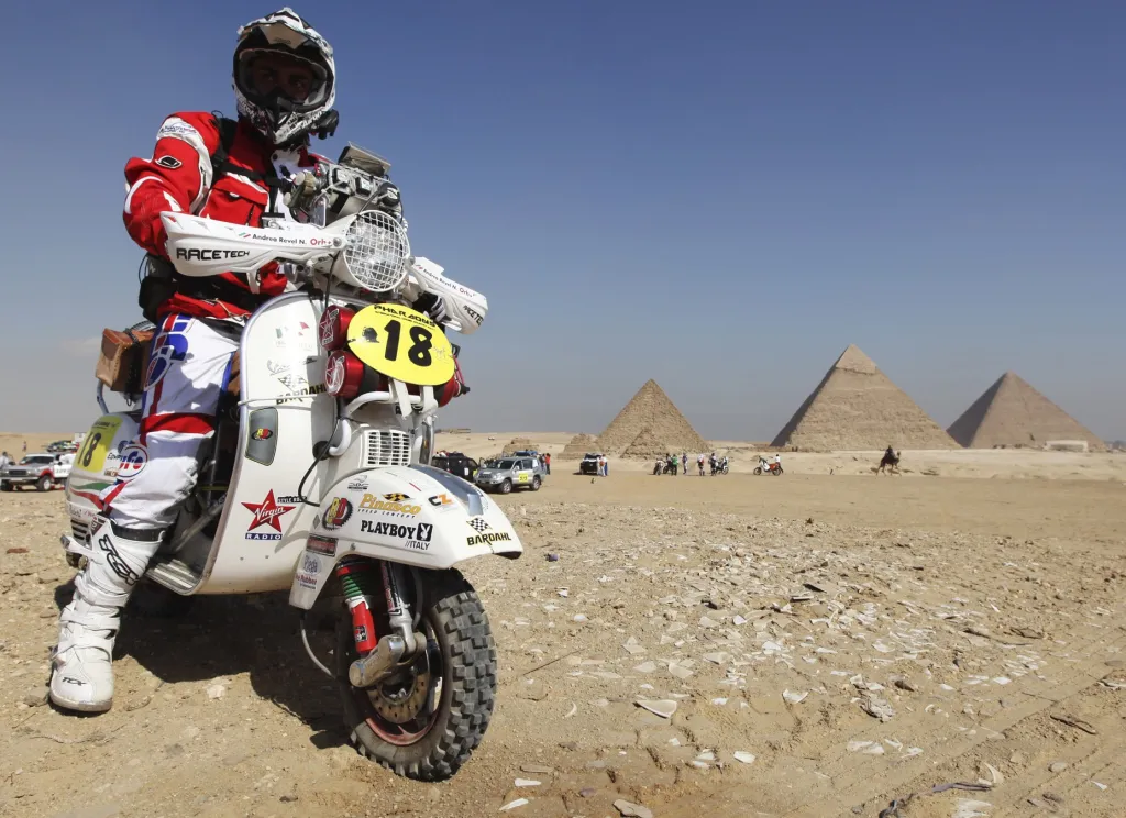 Podobně jako tento hmyz dostal skútr výraznou zadní část, kterou s řídítky a aerodynamickým krytem řidiče spojuje jen subtilní podlážka. (Na fotografii se připravuje jezdec Marcello Dibrogni v roce 2011 na start závodu Rally faraonů v egyptské Gíze)
