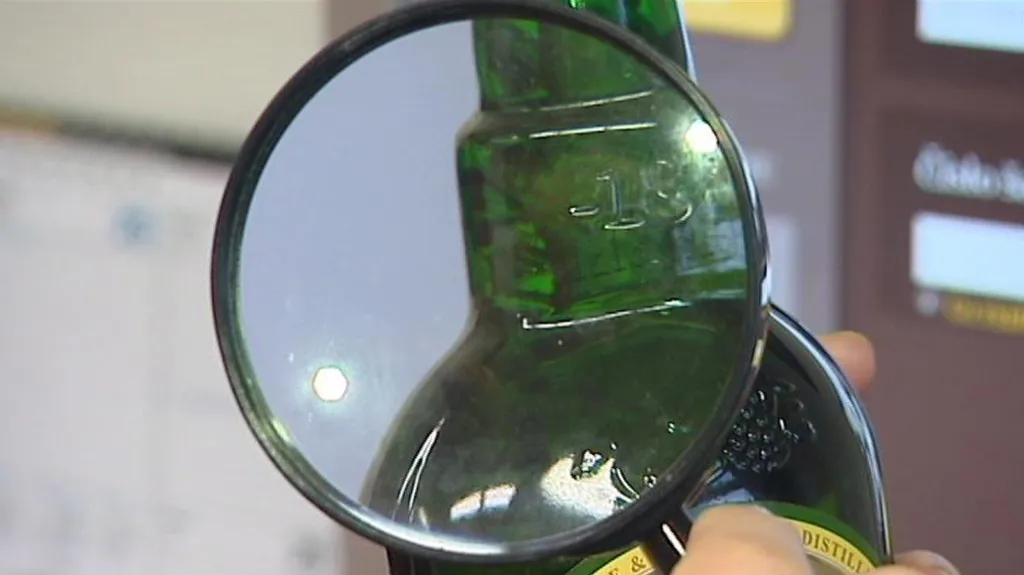 Kontrola podezřelých láhví s alkoholem