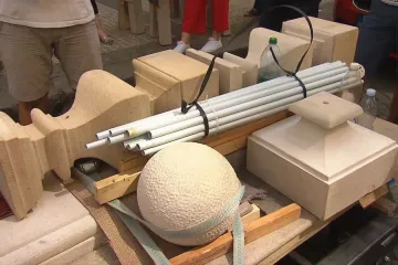 Akce k obnově Mariánského sloupu v Praze vyvolala spor i potyčku se strážníky