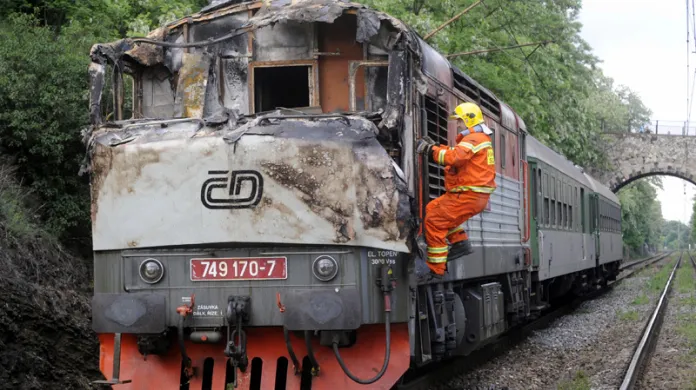 Rychlík Českých drah 22. května odpoledne u Černošic narazil do spadlého stromu. Kabina lokomotivy začala hořet, nikdo zraněn nebyl.