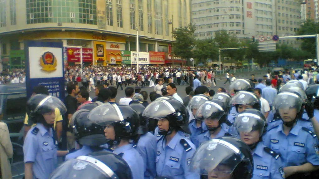 Čínská policie v Sin-ťiangu