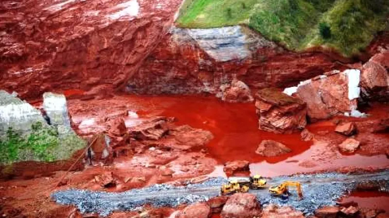 Odstraňování toxického kalu v Maďarsku
