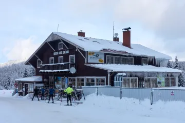 V Jizerských horách začala demolice horské chaty na Smědavě, nahradí ji wellness hotel