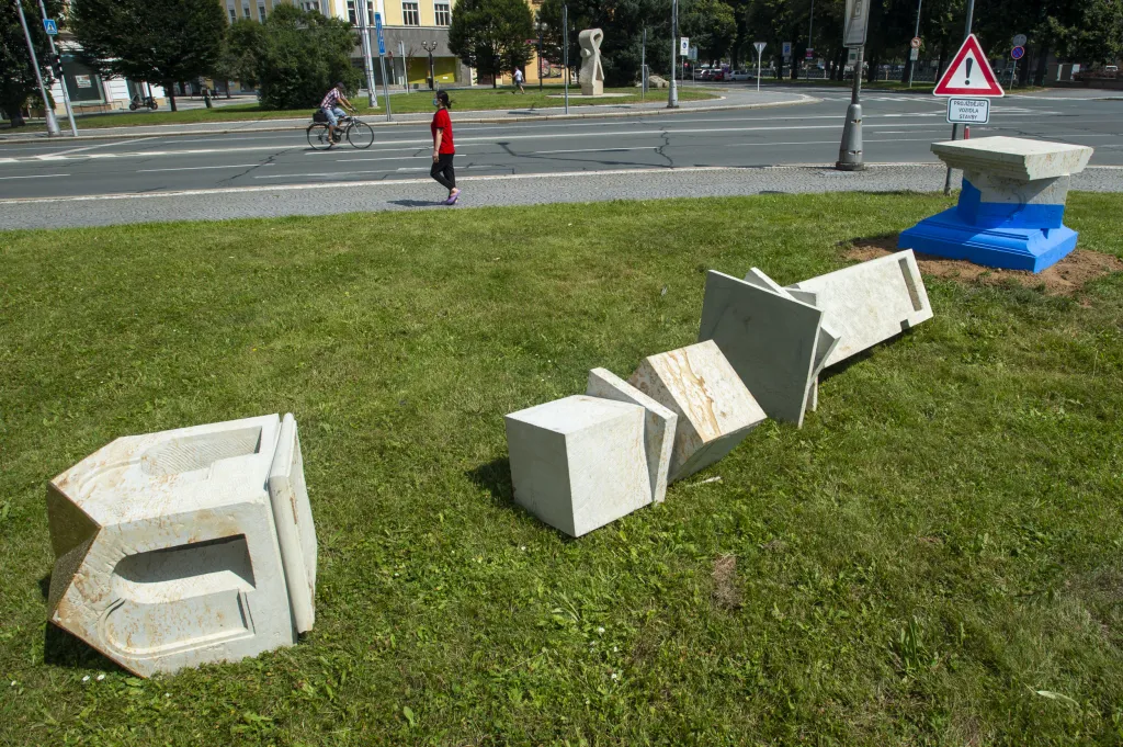 Letos sochy z pískovce přijel do hořického lomu U svatého Josefa vytvořit Robert Schmidt-Matt z Německa, Algimantas Šlapikas z Litvy a Olena Dodatková z Ukrajiny. Fotografie ukazuje sochařské dílo Ivany Junkové a Jana Slovenčíka s názvem Boží muka