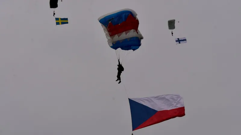 Bezpečnostní přehlídku zahájil seskok parašutistů