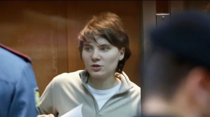 Moskevský odvolací soud zmírnil trest pro jednu ze členek skupiny Pussy Riot