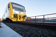 Na nejméně zabezpečených tratích budou strojvedoucí hlásit každý odjezd. Správa železnic věří, že to pomůže proti nehodám