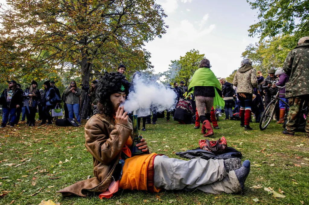 Muž kouřící marihuanu v torontském parku Trinity Bellwoods v den její legalizace v Kanadě