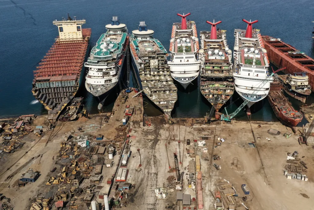 Pandemie onemocnění covid-19 má za následek úpadek lodního turismu v Turecku. Ve městě Smyrna demontují dělníci malé i obří lodě