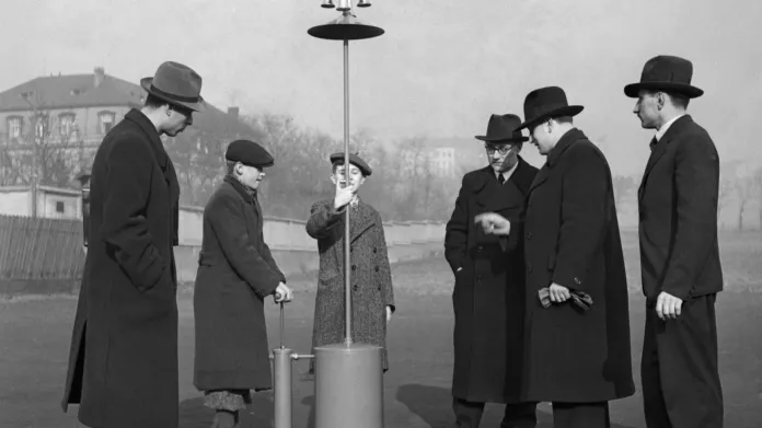 Ruční poplachová siréna (1938 v Československu) - vynález parašutisty Reslera