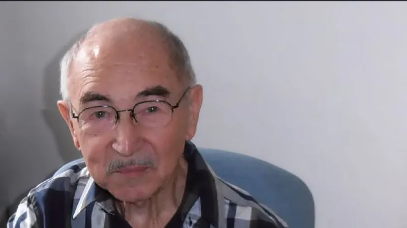 Zdeněk Velíšek pročítá zahraniční tisk