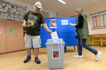 Páteční hlasování skončilo, voliči mohou vybírat senátory zase v sobotu