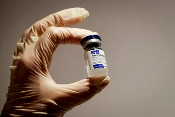 Pandemie ve světě: Rakousko může mít milion dávek Sputniku V, FDA nevidí spojitost mezi krevními sraženinami a vakcínou J&J