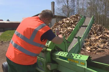 Ceny paliv pro vytápění klesají. Oproti podzimu se dá levněji sehnat uhlí i dřevo
