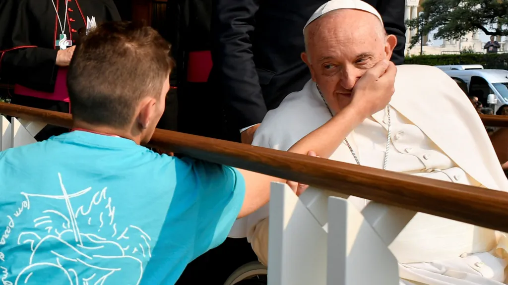Papež František se zdraví s věřícími ve Fátimě