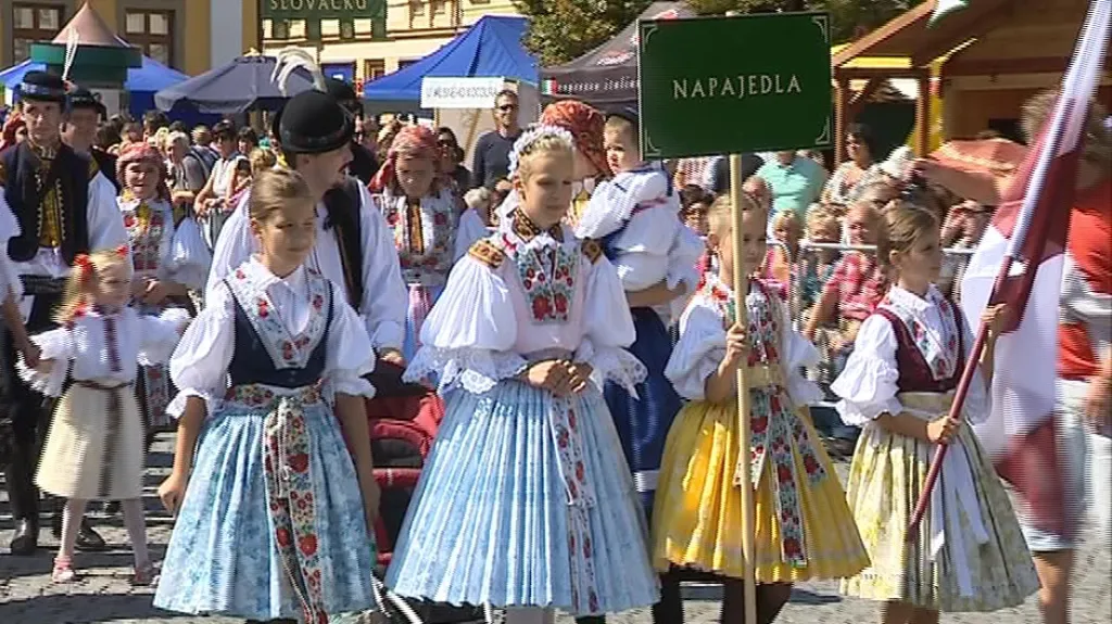 Každý slovácký mikroregion představili jeho obyvatelé v krojích