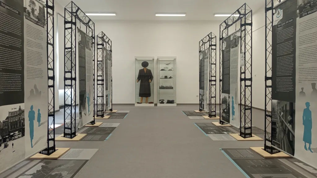 Panely z výstavy Pozor! Agentky si zapisují!