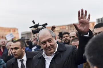 V Jerevanu se opět demonstrovalo. Arménský prezident vyzval k uspořádání nových voleb