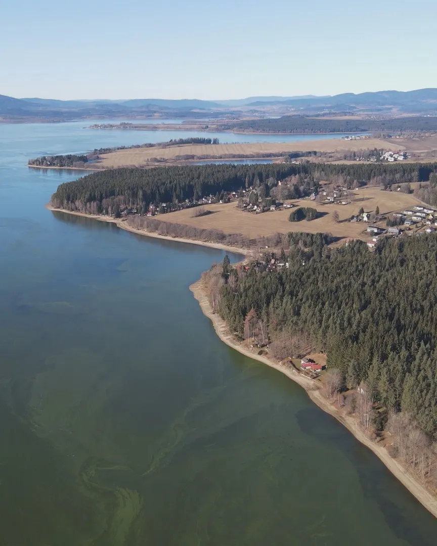 U nelegálních výpustí do Lipna se objevuje odpad a zápach