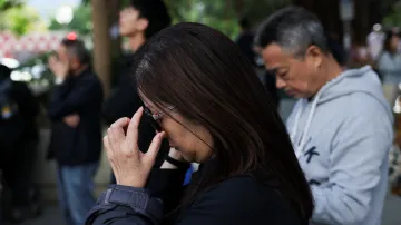 Lidé se shromažďují nedaleko tragického místa