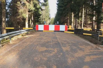 Sníh roztál, silnice u přehrady Souš zůstává zavřená. Ještě by mohl napadnout, obávají se silničáři