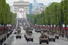 Paříž si připomněla výročí dobytí Bastily vojenskou přehlídkou, zúčastnili se i Češi