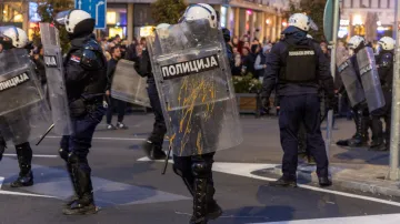 Studenti se střetli s policií v Bělehradě po komunálních volbách, kolem nichž se vznáší podezření z podvodů