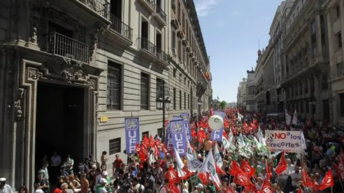 Španělští úředníci protestují kvůli úsporám před ministerstvem financí.