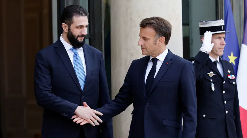 Syrský lídr Ahmad Šará s francouzským prezidentem Emmanuelem Macronem