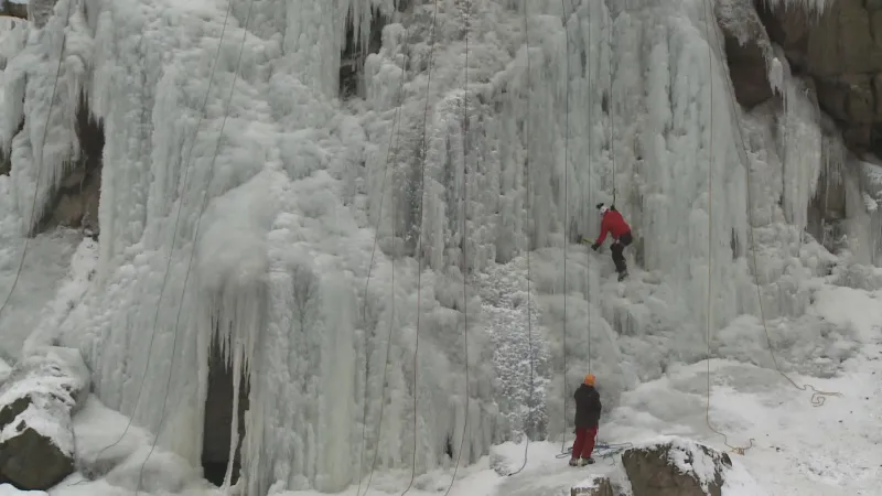 Lezci na umělé ledové stěně ve Víru