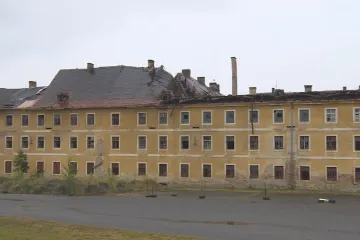 V Terezíně se po vydatných deštích zřítila část kasáren. Meteorologové čekají další silné bouřky 