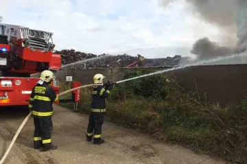 Hasiči v Moravském Krumlově likvidovali požár desítek autovraků na vrakovišti