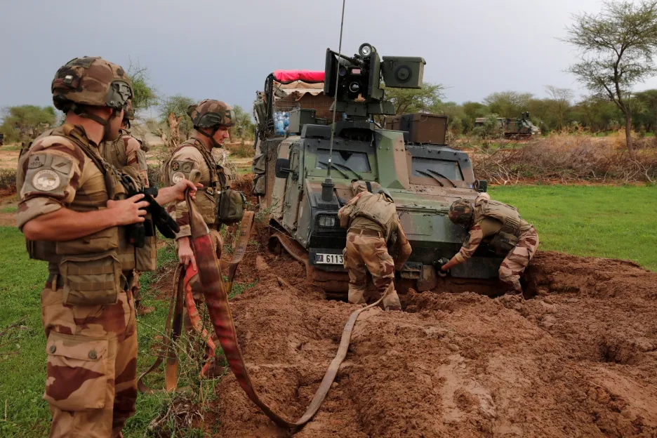 Terénní podmínky v Mali bývají někdy komplikované. V nesnázích zachycení vojáci při vyprošťování obrněného vozidla BvS10.