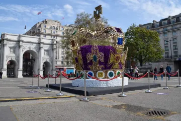 Karel III. si při korunovačním obřadu nasadí korunu svatého Eduarda