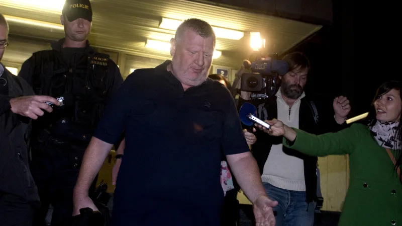 Ivo Rittig odchází z cely předběžného zadržení