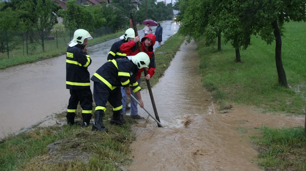 Hasiči pomáhali uvolňovat zanesené kanály