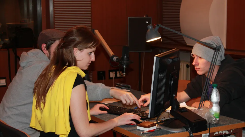 Studenti při natáčení Pauzičky