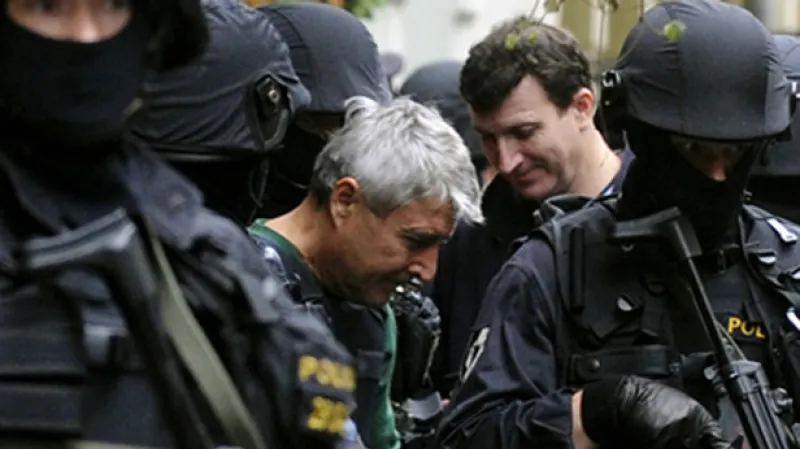 Policisté odvádějí Bohumíra Ďurička z pražské restaurace Monarch, kde proběhla rekonstrukce zastřelení Václava Kočky mladšího