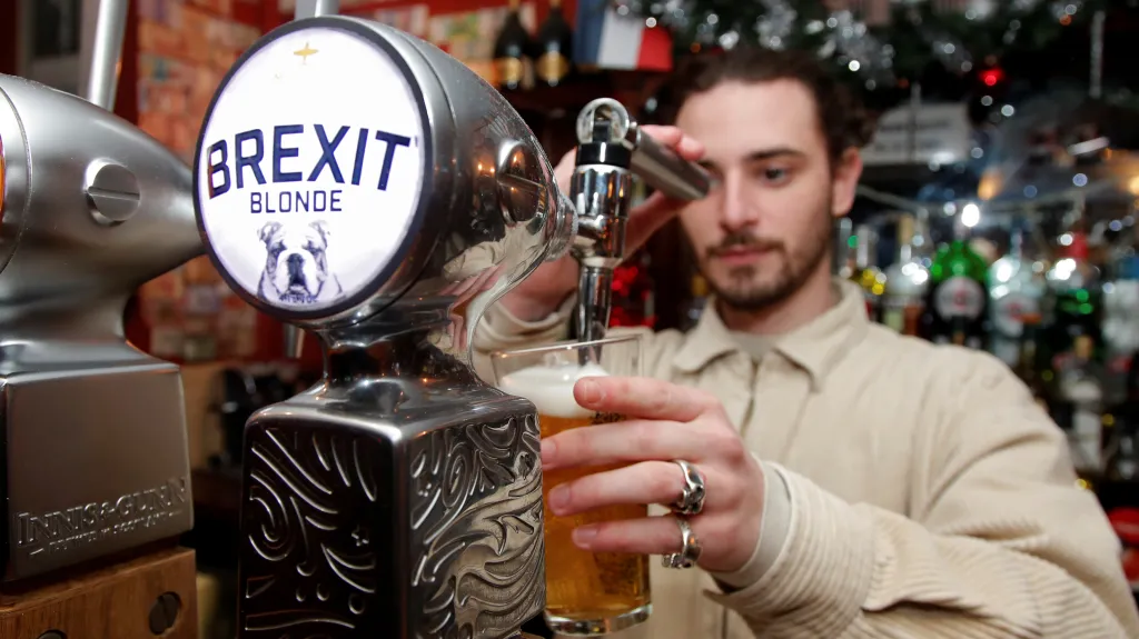 V pařížské restauraci Cricketer English Pub točí speciální světlé pivo: Brexit