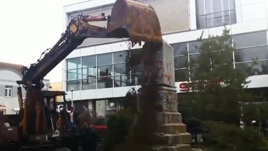 V Kosovu strhli pomník jugoslávských partyzánů
