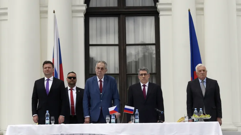 Zleva předseda Poslanecké sněmovny Radek Vondráček (ANO), prezident Miloš Zeman, ruský velvyslanec v České republice Alexandr Zmejevskij a bývalý prezident Václav Klaus