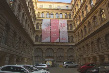 Komunisté i sociální demokraté nabízejí nemovitosti. Kvůli volbám také propouštějí