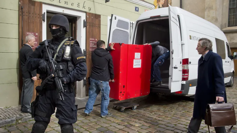 Vzácný obraz si odvezli zástupci farnosti ve Veverské Bítýšce